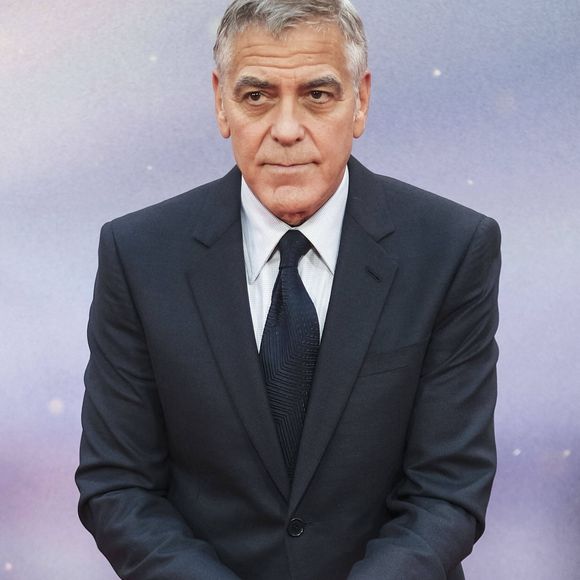 Pas de quoi cependant inquiéter le directeur du cinéma Le Liberté, Pierre Leroy. "Il a été très occupé par sa pièce de théâtre aux Etats-Unis mais ça va se faire", est-il confiant. Et d'entrevoir de beaux projets pour l'avenir : "La dynamique de la ville était déjà relancée, mais sa présence, c'est un plus qui fait naître une curiosité".

George Clooney - Première du film "Jay Kelly" à Londres, le 10 octobre 2025.
© PsnewZ / Bestimage