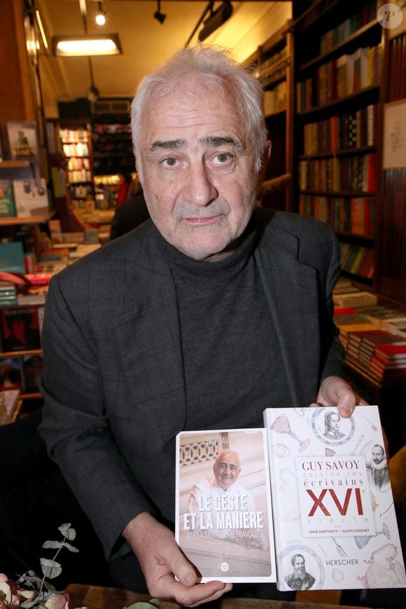 Exclusif - Guy Savoy dédicace ses livres « Le geste et La manière » et « Cuisine des Écrivains du XVI siècle » à la Librairie Galignani à Paris, France, le 11 Décembre 2022. 
© Bertrand Rindoff / Bestimage