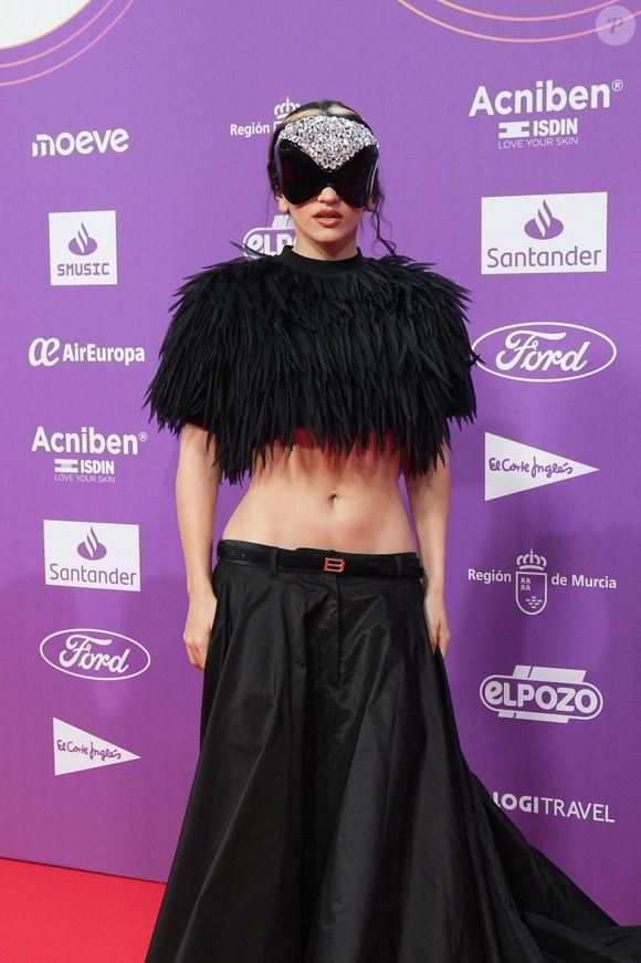 La chanteuse Rosalia lors de la séance photo précédant les Los40 Music Awards Santander 2025 à la Roig Arena de Valence, Espagne, le 7 novembre 2025. © Cordon Press/Bestimage