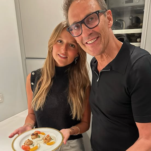 De son côté, Lola est devenue une véritable championne, en décrochant notamment un podium au Jumping de La Baule en 2024.

Julien Courbet et sa fille Lola, née de sa relation avec sa femme Catherine.

Compte Instagram de Julien Courbet