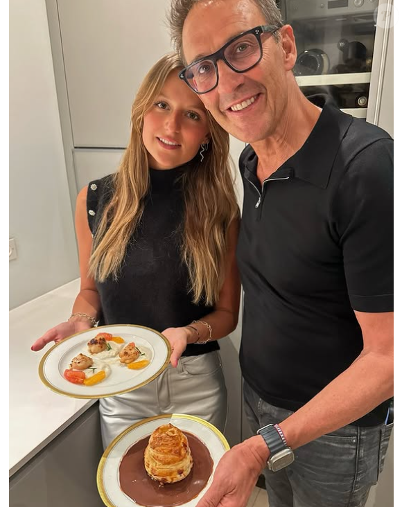 De son côté, Lola est devenue une véritable championne, en décrochant notamment un podium au Jumping de La Baule en 2024.

Julien Courbet et sa fille Lola, née de sa relation avec sa femme Catherine.

Compte Instagram de Julien Courbet