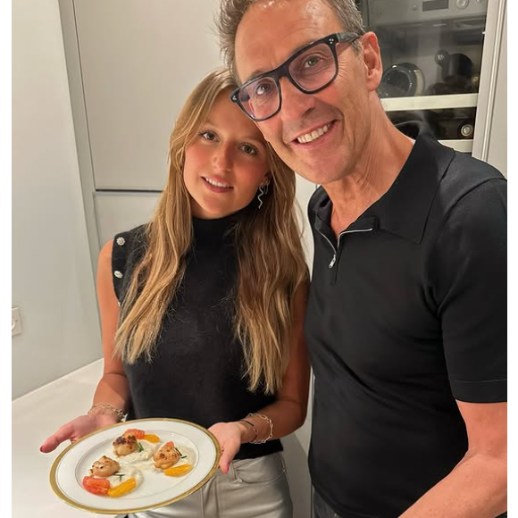 De son côté, Lola est devenue une véritable championne, en décrochant notamment un podium au Jumping de La Baule en 2024.

Julien Courbet et sa fille Lola, née de sa relation avec sa femme Catherine.

Compte Instagram de Julien Courbet