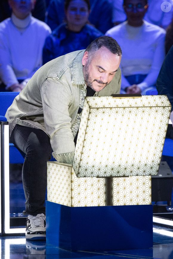 Exclusif - François-Xavier Demaison lors de l'enregistrement de l'émission "La Boîte à secrets", présentée par F.Bollaert et diffusée le 9 janvier 2026 sur France 3, dans les studios du Lendit à Saint-Denis, France, le 2 décembre 2025. © Cyril Moreau/Bestimage