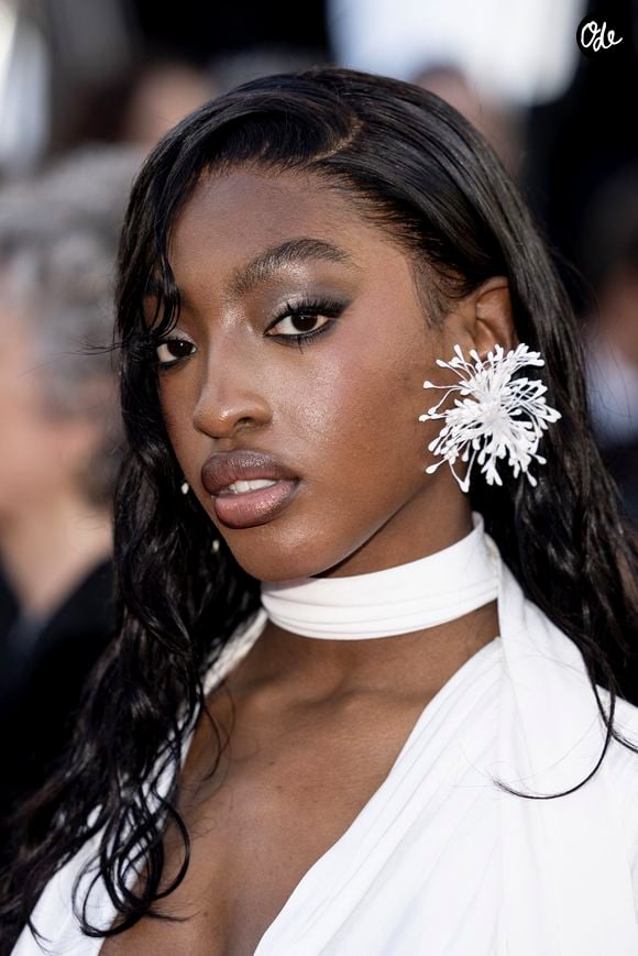 L'artiste conçoit également ses albums comme de véritables histoires inspirées du cinéma.

Ebony (star Academy) - Montée des marches du film « Vie privée » lors du 78ème Festival International du Film de Cannes, au Palais des Festivals à Cannes. Le 20 mai 2025
© Jacovides-Moreau / Bestimage