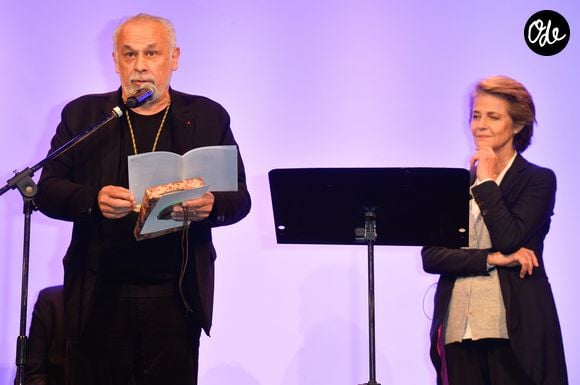 Francis Perrin (Garde du Sceau, détenteur de la comète de Allais) et Charlotte Rampling à la remise du prix "Alphonse Allais 2016" au théâtre des Deux Ânes © Guirec Coadic/Bestimage