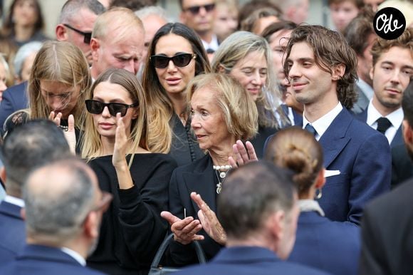 Héloïse Agostinelli, Carlo Agostinelli, les enfants de la défunte, entourent leur grand-mère, Françoise Dufour - Sortie des obsèques de Mathilde Favier en l'église Saint-Sulpice à Paris le 31 aout 2026. 

© Dominique Jacovides-Cyril Moreau/Bestimage