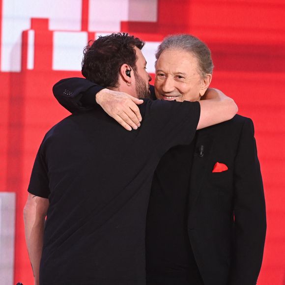 Exclusif - Claudio Capéo et Michel Drucker - Enregistrement de l'émission Vivement dimanche au studio Rive gauche, présentée par Michel Drucker le 16 décembre 2025. . Diffusion sur France 3 le 04/01/2026 . © Guillaume Gaffiot / Bestimage