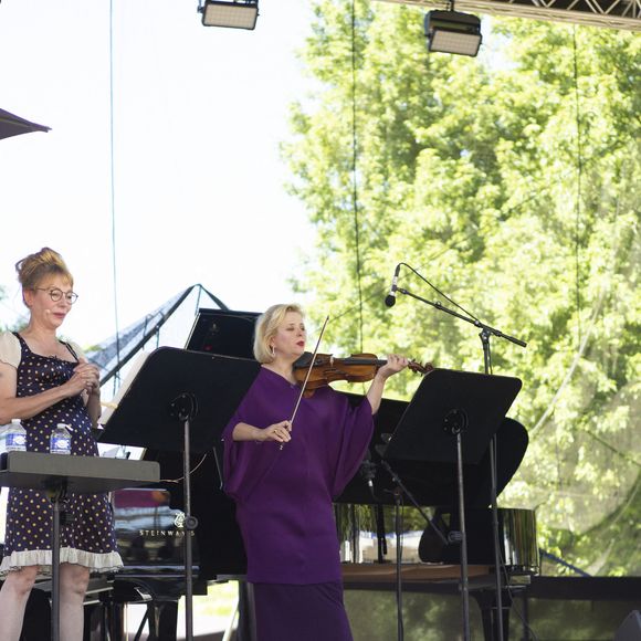 Thierry Huillet, Julie Depardieu, Clara Cernat, Julien Martineau sur scène pour la représentation de "La mandoline de Lviv" lors de la première édition du Festival de Toulouse. Le 10 juillet 2022 © Frédéric Maligne / Bestimage