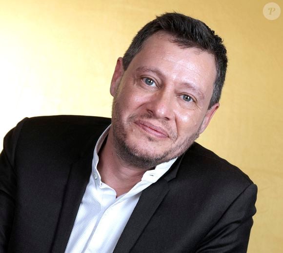 "Ce qui l'a tué et je tiens vraiment à insister là-dessus parce qu'évidemment il y a des rumeurs, c'est bien son coeur... Il est né avec un coeur fragile. Il a eu plusieurs alertes et il est mort alors qu'il pensait que la vie lui ouvrait les bras", a affirmé l'intéressé.

Exclusif - Portrait de Jonathan Dassin lors de l'enregistrement de l'émission "Chez Jordan de Luxe" à Paris. Le 21 octobre 2024 © Cédric Perrin / Bestimage