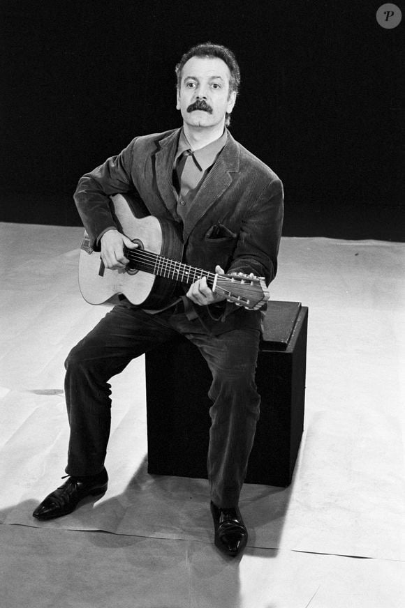 Archives - En France, à Paris, Georges Brassens, sur le plateau de LES RAISINS VERTS le 3 février 1964. Gérard Letellier via Bestimage