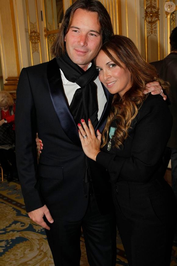 Zoom sur le parcours de Matteo, né il y a 22 ans de sa relation avec Matthieu Lecat.

Exclusif - Hélène Ségara et Matthieu Lecat - Hélène Ségara a reçu les insignes de chevalier des arts et des lettres au ministère de la culture à Paris, le 4 mai 2012. BERTRAND RINDOFF PETROFF / BESTIMAGE