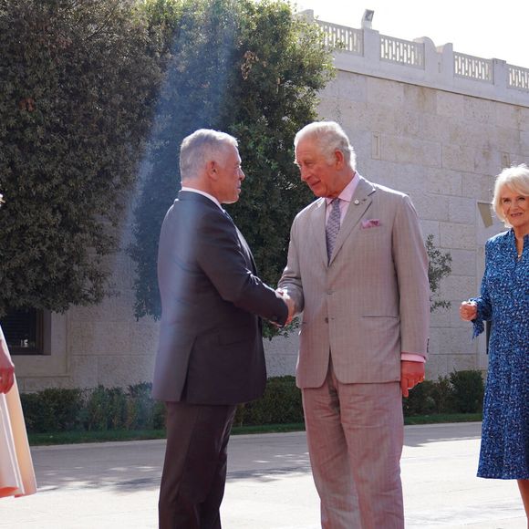 La visite royale du Prince de Galles et de la Duchesse de Cornouailles en Jordanie intervient en cette année qui marque le centenaire des relations diplomatiques entre les deux pays Visite du prince Charles, prince de Galles, et de Camilla Parker Bowles, duchesse de Cornouailles, en Jordanie, accueillis par le roi Abdallah Ii et la reine Rania de Jordanie, pour marquer le le centenaire des relations diplomatiques entre les deux pays. Amman. Le 22 novembre 2021.