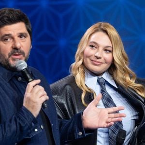 Exclusif - Patrick Fiori, Santa pour les surprises lors de l'enregistrement de l'émission "La Boîte à secrets", présentée par Faustine Bollaert et diffusée le 17 octobre sur France 3, dans les studios du Lendit à Saint-Denis, France, le 23 septembre 2025. © Cyril Moreau/Bestimage
