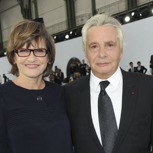 A 81 ans, l'épouse du chanteur Michel Sardou, Anne-Marie Périer a eu une autre vie avant de se marier à l'artiste...

Michel Sardou et son épouse Anne-Marie Périer assistent au défilé de la collection prêt-à-porter printemps-été de Chanel qui s'est tenu au Grand Palais à Paris, France. Photo Thierry Orban/Abaca