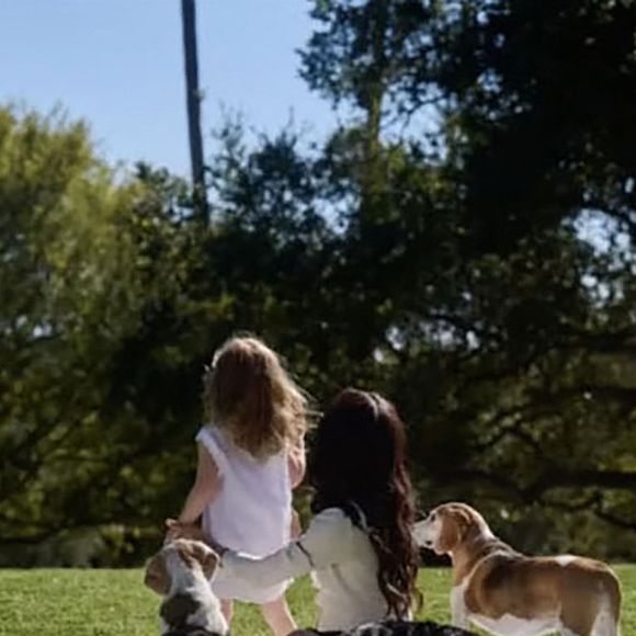 Meghan Markle et sa fille Lilibet avec leurs chiens, dont Guy aujourd'hui décédé.

Photo : Backgrid UK/ Bestimage