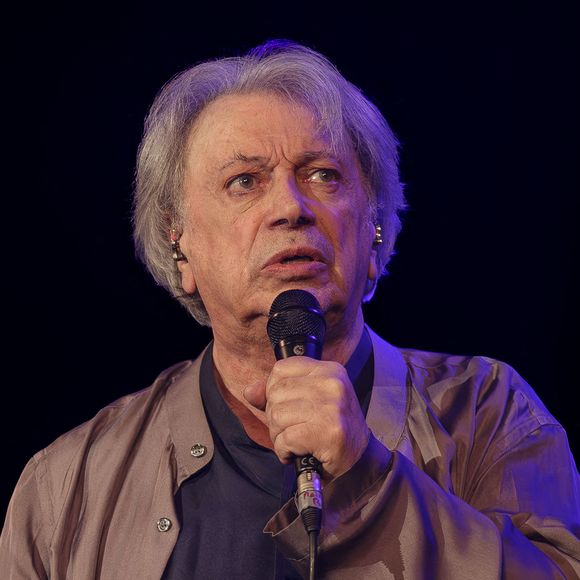 Exclusif - Hervé Vilard en concert au Théâtre Sébastopol à Lille. Le 10 avril 2024