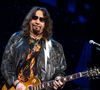 Sa mort, survenue le jeudi 16 octobre 2025, serait liée à une hémorragie cérébrale causée par une chute à son domicile.

Ace Frehley en concert au "iThink Financial Amphitheatre" à West Palm Beach en Floride, le 11 octobre 2021.

Photo : Backgrid USA / Bestimage