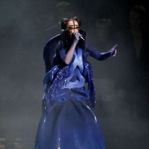 Côté culture, l’Islande rayonne aussi à l’international grâce à des figures comme Björk, devenue l’une des artistes les plus emblématiques du pays.

Rosalia et Bjork se produisent sur scène lors des BRIT Awards 2026 au Co-op Live Arena à Manchester, Royaume-Uni. © Backgrid UK/ Bestimage



Sur la photo : Bjork