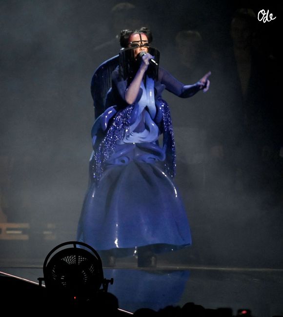 Côté culture, l’Islande rayonne aussi à l’international grâce à des figures comme Björk, devenue l’une des artistes les plus emblématiques du pays.

Rosalia et Bjork se produisent sur scène lors des BRIT Awards 2026 au Co-op Live Arena à Manchester, Royaume-Uni. © Backgrid UK/ Bestimage



Sur la photo : Bjork