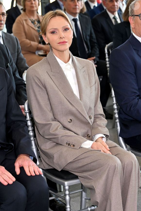 L'épouse du prince Albert essaye toutes les formes et notamment l'oversize.

Le prince Albert II de Monaco et la princesse Charlene ont visité en compagnie de M. Thomas Bataglione, l'administrateur et directeur général de la SMEG, le nouveau siège social de la société, installé dans le quartier de Fontvieille à Monaco, le 15 octobre 2025. © Bruno Bebert / Bestimage