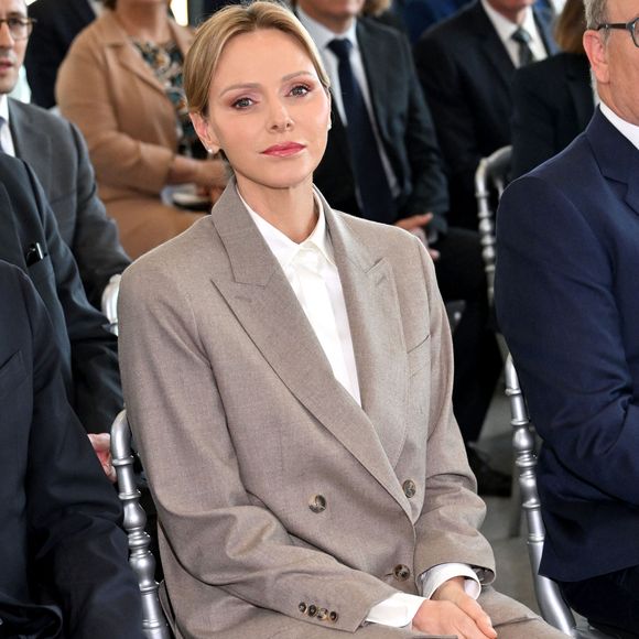 L'épouse du prince Albert essaye toutes les formes et notamment l'oversize.

Le prince Albert II de Monaco et la princesse Charlene ont visité en compagnie de M. Thomas Bataglione, l'administrateur et directeur général de la SMEG, le nouveau siège social de la société, installé dans le quartier de Fontvieille à Monaco, le 15 octobre 2025. © Bruno Bebert / Bestimage