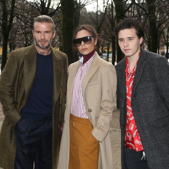 Le fils aîné de Victoria et David Beckham révèle pourquoi il a bloqué ses parents des réseaux sociaux

David Beckham, Victoria Beckham et Brooklyn Beckham assistent au défilé Louis Vuitton Men Menswear Fall/Winter 2018-2019 dans le cadre de la Fashion Week à Paris.

Photo : Photo par Jerome Domine/ABACAPRESS.COM