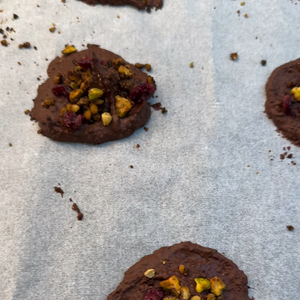 Elle prépare ainsi des mendiants vegan.
Gennifer Demey partage ses préparatifs culinaires pour Noël.