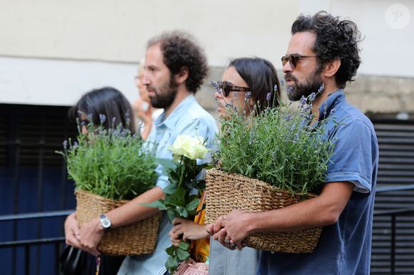 Exclusif - Thomas Bangalter, sa femme Elodie Bouchez, Romain Duris - Après l'hommage à Philippe Cerboneschi (Zdar), le cortège de la famille et des proches se dirige à pied de la place Marcel Aymé vers le Cimetière de Montmartre à Paris le 2 juillet 2019.