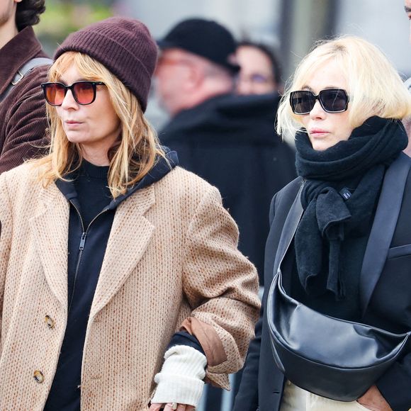 Emmanuelle Béart était aux côtés d'Axelle Laffont.

Axelle Laffont et Emmanuelle Béart aux arrivées des obsèques d'Emilie Dequenne au cimetière Père Lachaise à Paris, France, le 26 mars 2025. © Dominique Jacovides/Bestimage