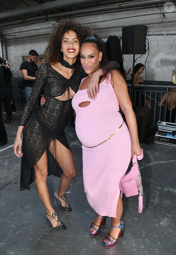 Amel Bent (enceinte) et Noémie Lenoir en backstage du défilé Lecourt Mansion Femme Automne/Hiver 2022/2023 lors de la Fashion Week de Paris, France, le 5 mars 2022. © Veeren-Clovis/Bestimage