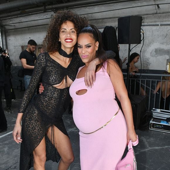 Amel Bent (enceinte) et Noémie Lenoir en backstage du défilé Lecourt Mansion Femme Automne/Hiver 2022/2023 lors de la Fashion Week de Paris, France, le 5 mars 2022. © Veeren-Clovis/Bestimage