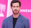 Présents pour défendre la mini-série "Le Rouge et le Noir", ils incarnent une nouvelle génération d’acteurs.

Victor Belmondo sur le tapis rose lors de la 9ème édition de "CanneSeries" à Cannes le 24 Avril 2026. © Denis Guignebourg / BestImage