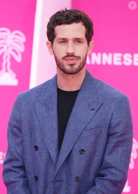 Présents pour défendre la mini-série "Le Rouge et le Noir", ils incarnent une nouvelle génération d’acteurs.

Victor Belmondo sur le tapis rose lors de la 9ème édition de "CanneSeries" à Cannes le 24 Avril 2026. © Denis Guignebourg / BestImage