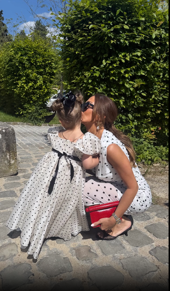 Vitaa et sa fille Noa au mariage de Sarah, la fille de l'époux de la chanteuse, Hicham. Instagram.