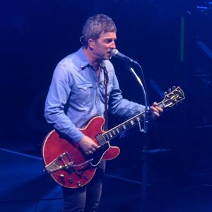 Oasis se réunit pour la première fois depuis 16 ans pour la première soirée de leur tournée à Cardiff. Noel et Liam Gallagher sont montés ensemble sur la scène du Principality Stadium pour le début de leur tournée très attendue.
©Backgrid UK/ Bestimage