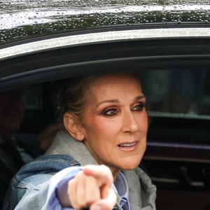 Céline Dion prend des photos et salue ses fans alors qu'elle se prépare à chanter pour les Jeux Olympiques à Paris, créant ainsi de joyeux souvenirs avec ses admirateurs. 
Backgrid USA / Bestimage