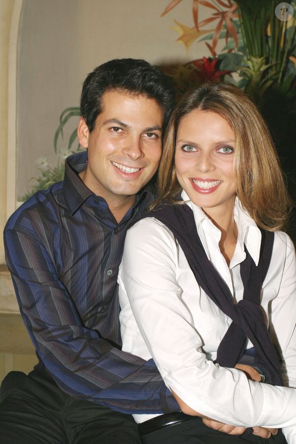 Alors mariée à Camille le Maux, Sylvie Tellier venait d'accoucher de son petit Oscar aux Etats Unis lorsque le Comité lui a ordonné de rentrer en France pour remplacer Geneviève de Fontenay.

L'ancienne Miss France et journaliste de Match TV Sylvie Tellier avec son petit ami Camille à l'hôtel Hermitage avant le gala des FAMOUS 2004 à Monaco-France le 18 septembre 2004. Photo par Benoit Pinguet/ABACA.