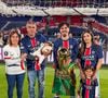 Vitinha avec sa famille lors de la cérémonie en l'honneur du PSG sacré Champion de France. Instagram @vitinha