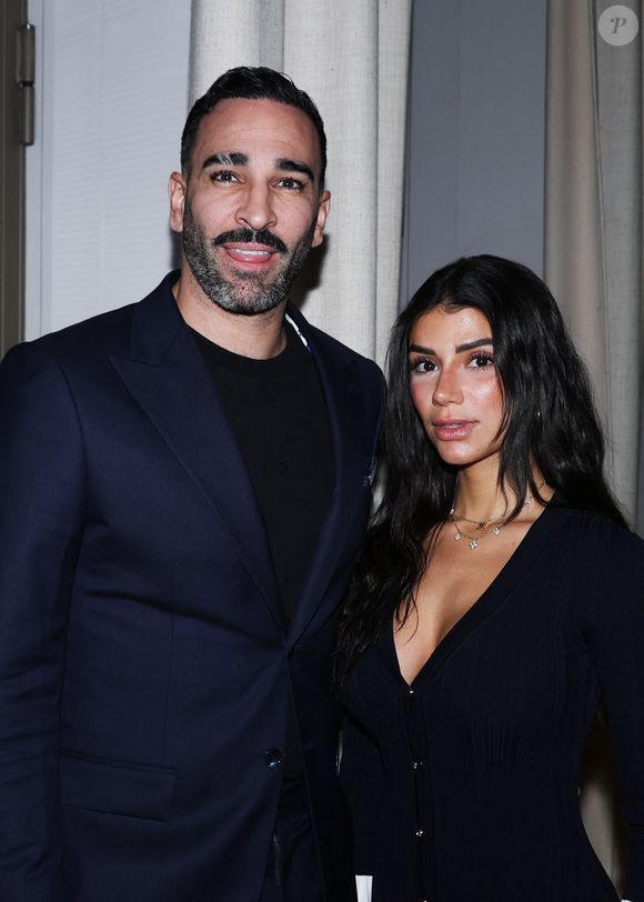 Adil Rami et sa compagne Louana Franco - Vernissage de l'exposition photos et du livre "La Boxe fait son cinéma" à l’hôtel Brach à Paris le 23 Septembre 2025. Ces clichés rendent hommage à plus de cinquante acteurs immortalisés dans des scènes où le noble art rencontre le 7ème art. © Denis Guignebourg/Bestimage