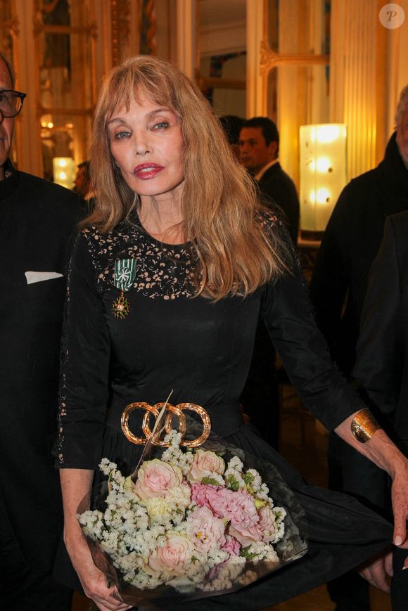Arielle Dombasle - Arielle Dombasle est élevée au rang d'Officière de l'ordre des Arts et Lettres au Ministère de la Culture à Paris le 08 Décembre 2025.

© Philippe Baldini / Bestimage
