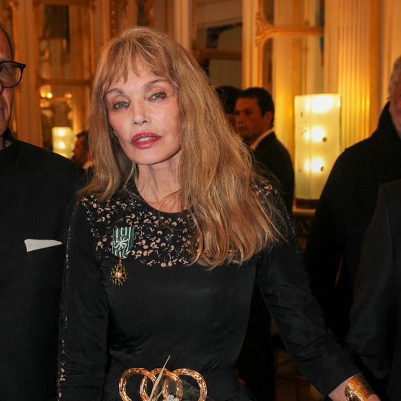 Arielle Dombasle - Arielle Dombasle est élevée au rang d'Officière de l'ordre des Arts et Lettres au Ministère de la Culture à Paris le 08 Décembre 2025.

© Philippe Baldini / Bestimage