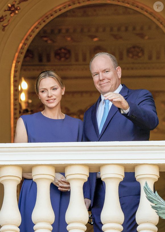 Assister à cette soirée était primordial pour Charlene de Monaco.

La princesse Charlène de Monaco et le prince Albert II de Monaco au balcon du palais princier lors de la procession de la Fête Dieu sur la place du Palais à Monaco le 19 juin 2025. © Claudia Albuquerque/Bestimage