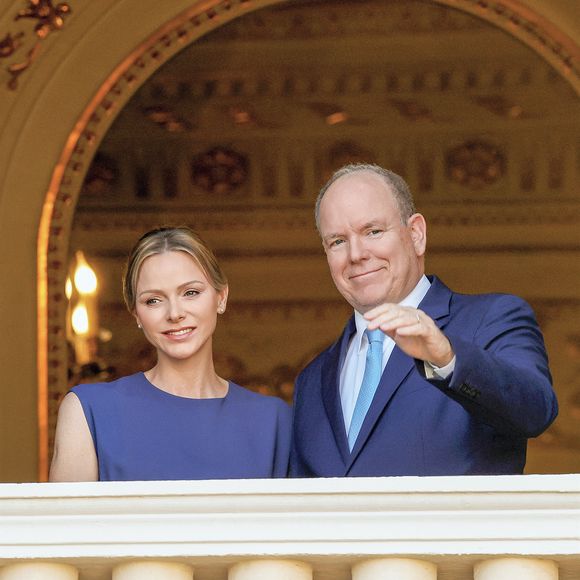 Assister à cette soirée était primordial pour Charlene de Monaco.

La princesse Charlène de Monaco et le prince Albert II de Monaco au balcon du palais princier lors de la procession de la Fête Dieu sur la place du Palais à Monaco le 19 juin 2025. © Claudia Albuquerque/Bestimage