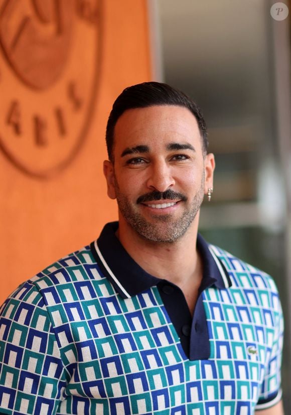 “Avec Ana, ça se passe très très bien, surtout moi, je m’embrouille pas”, ajoute Adil Rami

Adil Rami - Célébrités au village des Internationaux de France de tennis de Roland Garros 2024 à Paris le 6 juin 2024. © Jacovides / Moreau / Bestimage