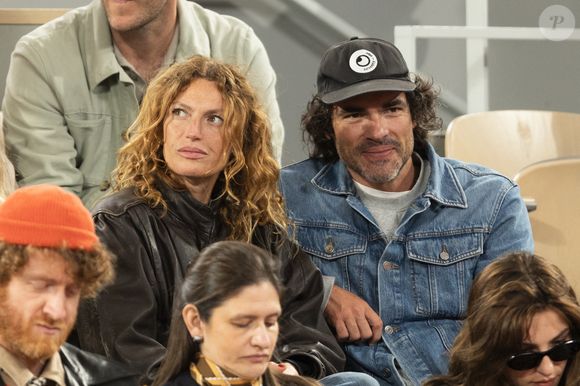 Aurélie Saada et son compagnon dans les tribunes lors des Internationaux de France de Tennis de Roland Garros 2025, à Paris, France, le 27 mai 2025. © Jacovides-Moreau/Bestimage