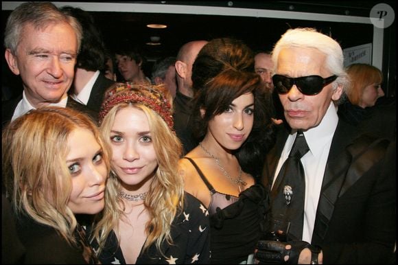 "Il faut faire preuve de persévérance", a-t-il ainsi fait savoir. 

Bernard Arnault aux côtés de Mary-Kate et Ashley Olsen, Amy Whinehouse et Karl Lagerfeld, lors de la soirée d'inauguration de la boutique Fendi avenue Montaigne à Paris   RINDOFF-BORDE / BESTIMAGE