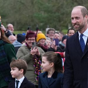 Le prince William et Kate Middleton sont les parents des princes George, Louis et de la princesse Charlotte.

La princesse de Galles, le prince Louis, la princesse Charlotte, le prince de Galles et le prince George assistent à l'office religieux du jour de Noël à l'église St Mary Magdalene à Sandringham, Norfolk, Royaume-Uni, le mercredi 25 décembre 2024. Photo par Aaron Chown/PA Wire/ABACAPRESS.COM