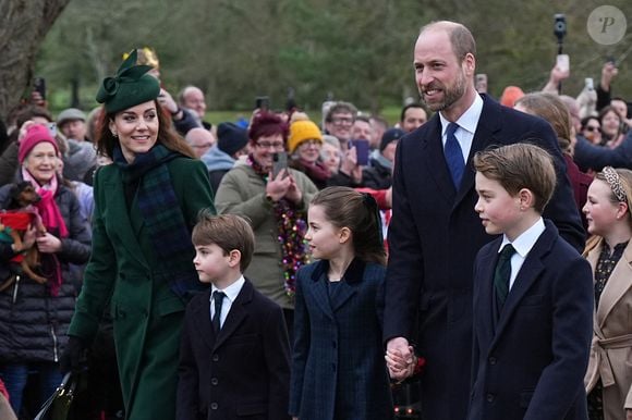 Le prince William et Kate Middleton sont les parents des princes George, Louis et de la princesse Charlotte.

La princesse de Galles, le prince Louis, la princesse Charlotte, le prince de Galles et le prince George assistent à l'office religieux du jour de Noël à l'église St Mary Magdalene à Sandringham, Norfolk, Royaume-Uni, le mercredi 25 décembre 2024. Photo par Aaron Chown/PA Wire/ABACAPRESS.COM