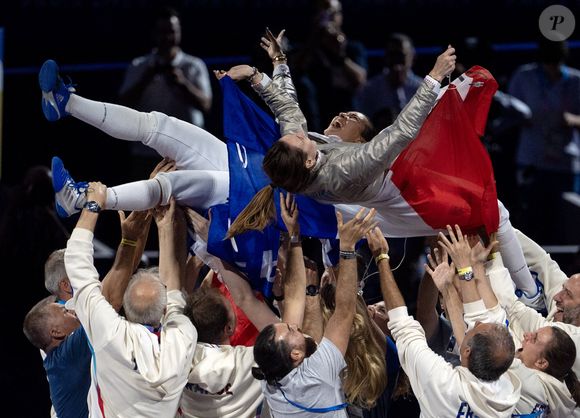29 juillet 2024, Paris, France : Paris 2024 : Escrime - La France - MANON APITHY-BRUNET, au premier plan, et SARA BLAZER célèbrent leurs médailles d'or et d'argent respectivement alors qu'elles sont lancées en l'air par leurs coéquipiers et d'autres personnes. APITHY a battu sa coéquipière SARA BALZER en escrime féminine Ã™s sabre individuel avec 15-12 score pendant les XXXIIIe Jeux olympiques lundi 29 juillet 2024. (Image de crédit : © Daniel A. Anderson/ZUMA Press Wire)