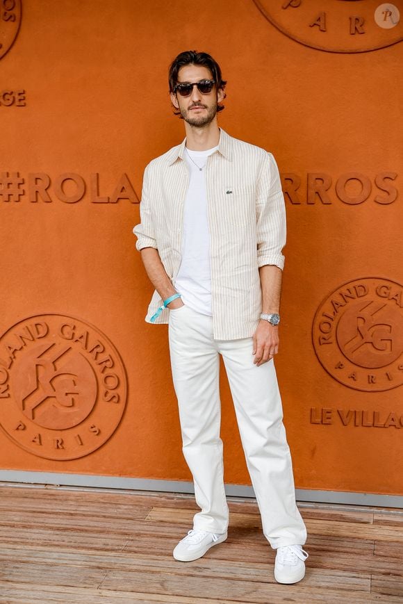 Pierre Niney au village lors des Internationaux de France de Tennis de Roland Garros 2025, à Paris, France, le 8 juin 2025. © Cyril Moreau/Bestimage